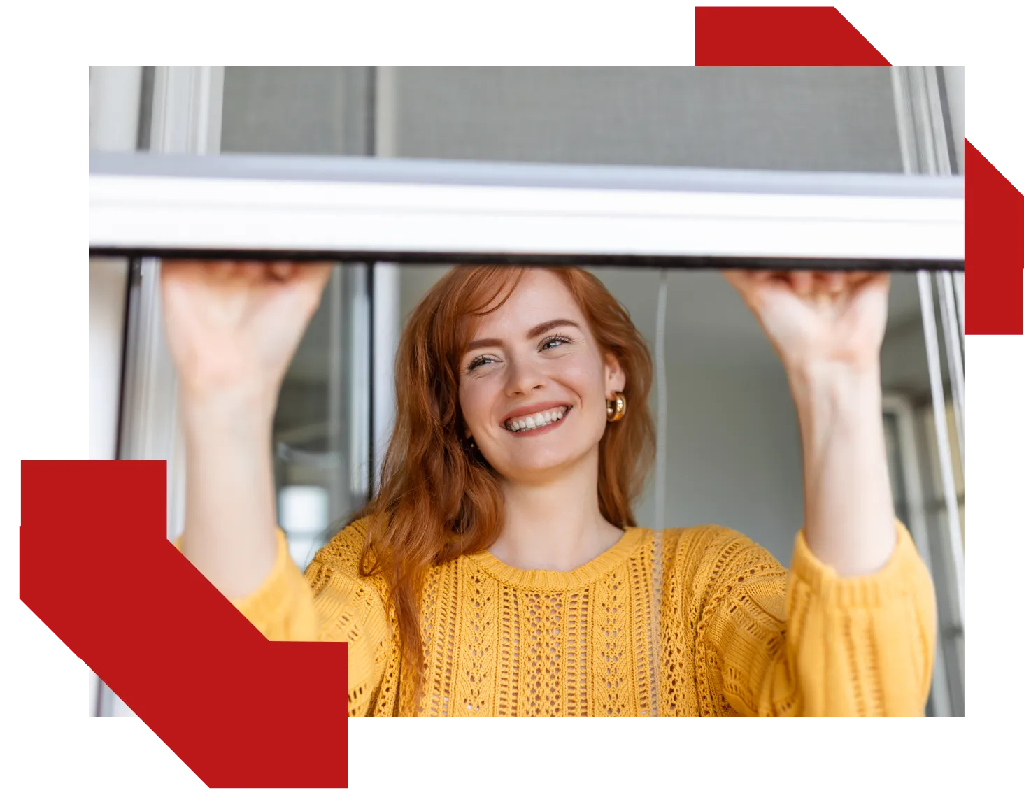 Kobieta otwierająca sprawne okno